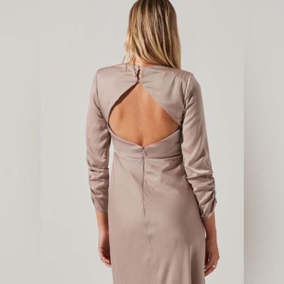 NWT Astr the Label Gracie Long Sleeve Cutout
Satin Midi Dress Sz S color cream - Picture 9 of 10